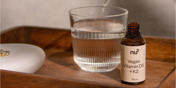 nu3 Vegan Vitamin D & Glas Wasser