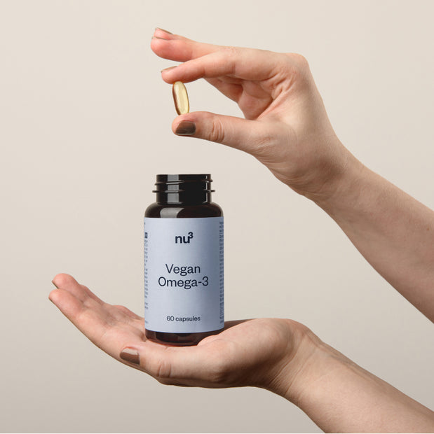 nu3 Vegan Omega-3 - Dose in einer Hand